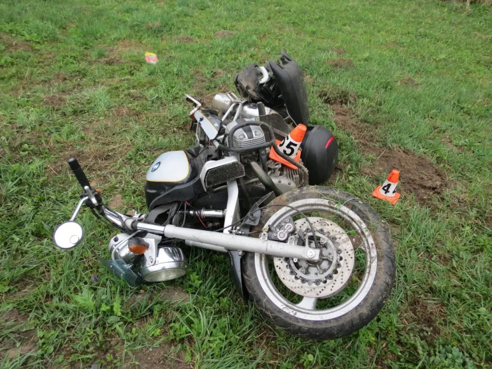 Motorkář havaroval v příkopu a utrpěl zranění. Vznikla škoda za padesát tisíc