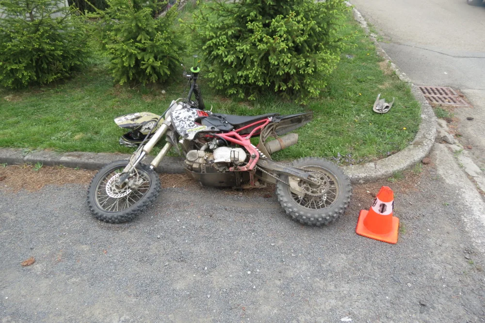 Čtrnáctiletý kluk si od kamaráda půjčil motorku. Na křižovatce nedal přednost autu
