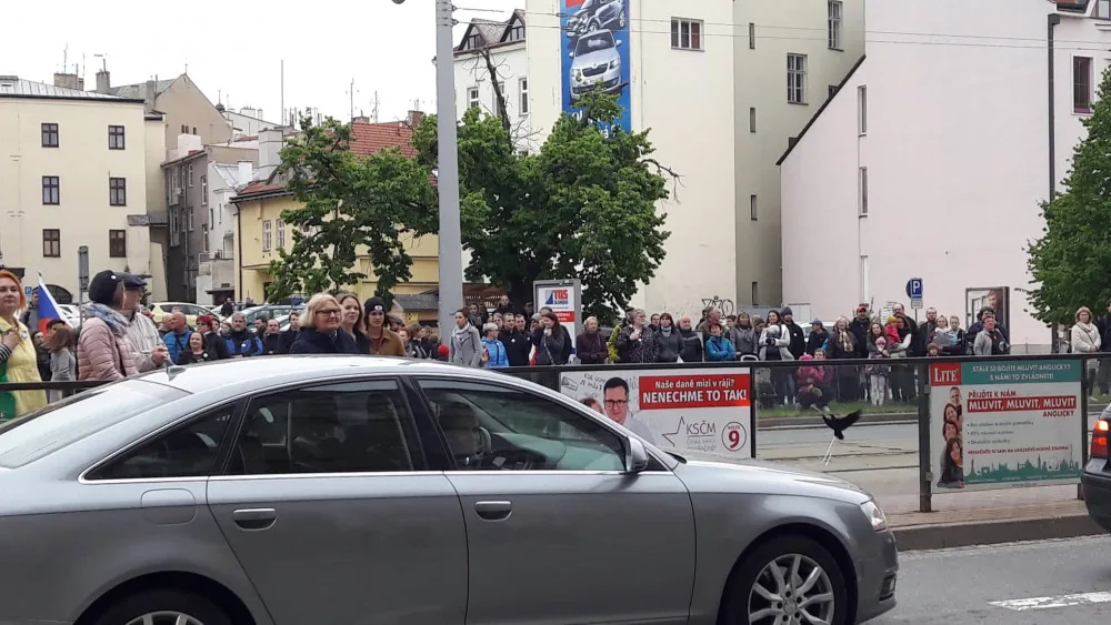 FOTO/VIDEO: Za nezávislost justice a proti Babišovi. Lidé korunovali lvy na třídě Svobody