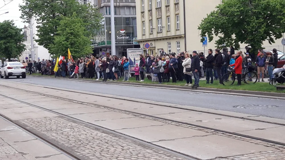 FOTO/VIDEO: Za nezávislost justice a proti Babišovi. Lidé korunovali lvy na třídě Svobody