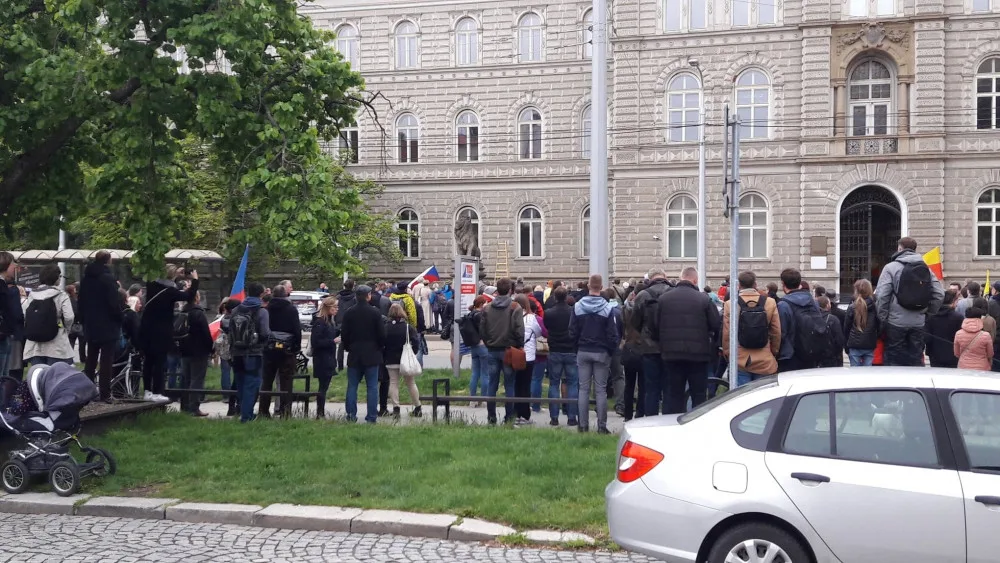 FOTO/VIDEO: Za nezávislost justice a proti Babišovi. Lidé korunovali lvy na třídě Svobody