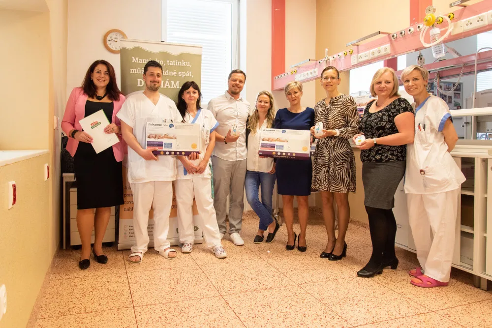 Nadace Křižovatka předala darem třicet monitorů dechu do Fakultní nemocnice Olomouc