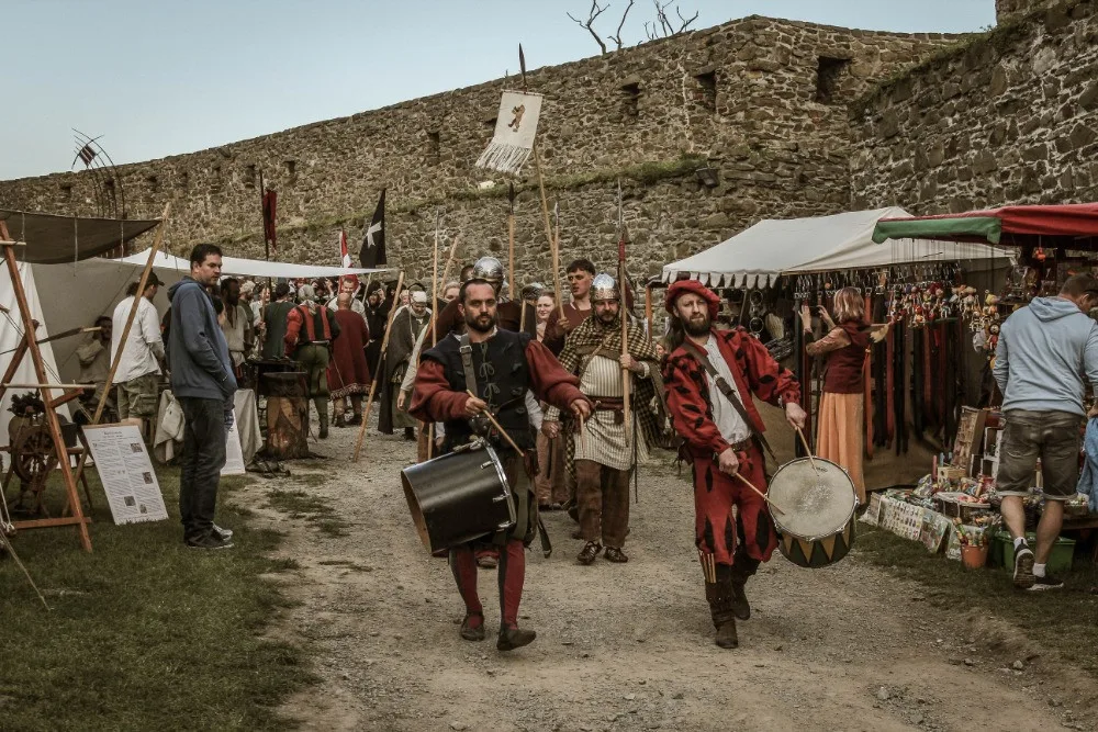 Na Helfštýně budou šermíři, vojáci a akrobati. Bude se tam konat jubilejní desátý ročník Festivalu vojenské historie