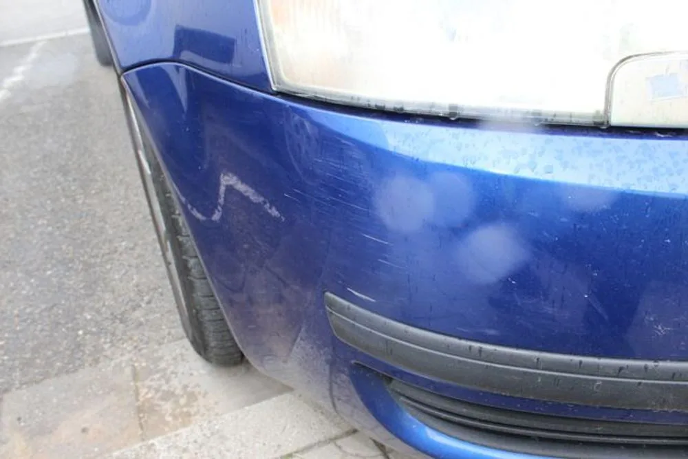 Žena při parkování poškodila cizí auto a z místa odjela. Zavinění dopravní nehody nadále popírá
