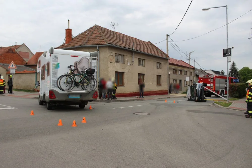 Řidič obytného vozu nedal přednost Fabii. V nemocnici skončily dvě malé děti a žena