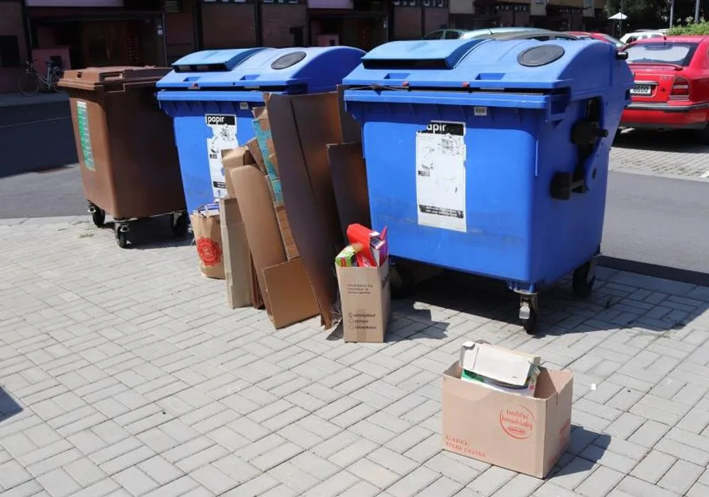 Přerované ukládají do kontejnerů krabice v původním stavu, svoz se městu prodraží