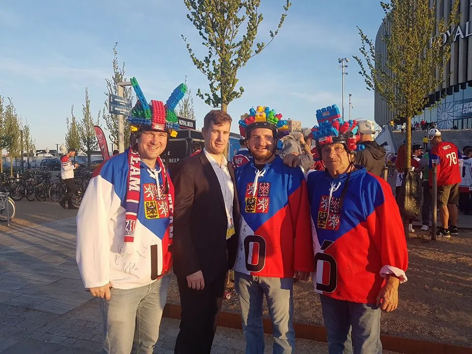 FOTO: Vikingové, lego a teď česko-slovenské legendy. Olomoučtí fanoušci se svými kostýmy na šampionátu zase bodují