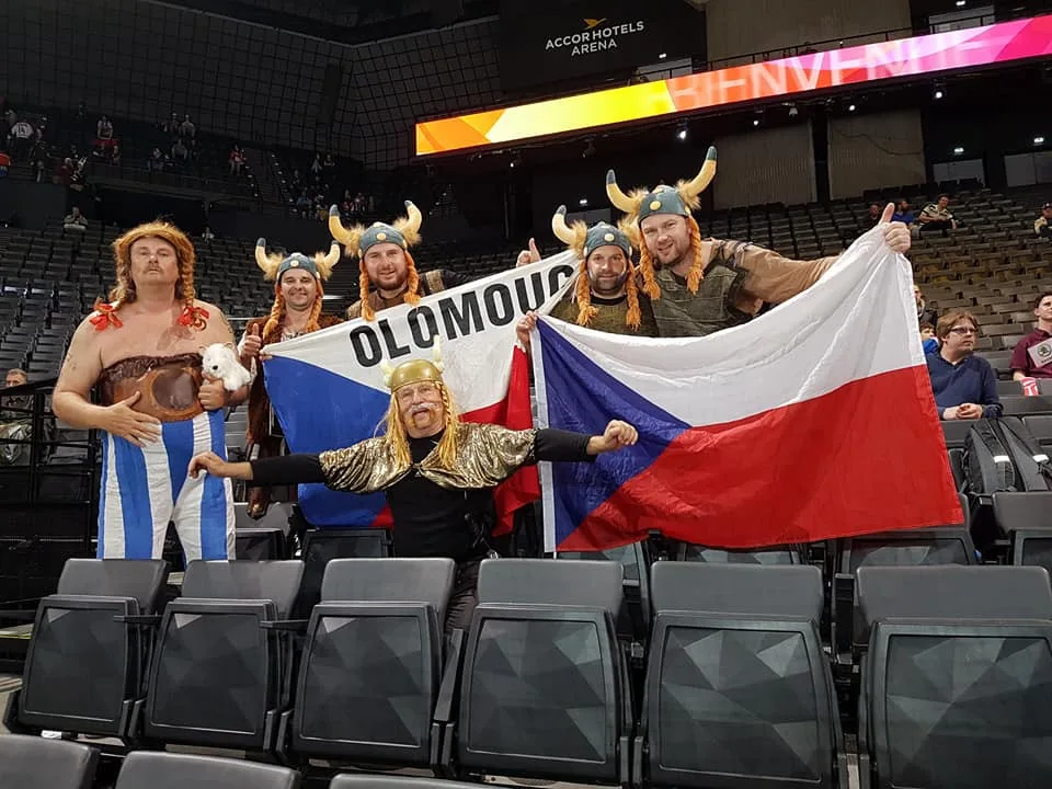 FOTO: Vikingové, lego a teď česko-slovenské legendy. Olomoučtí fanoušci se svými kostýmy na šampionátu zase bodují