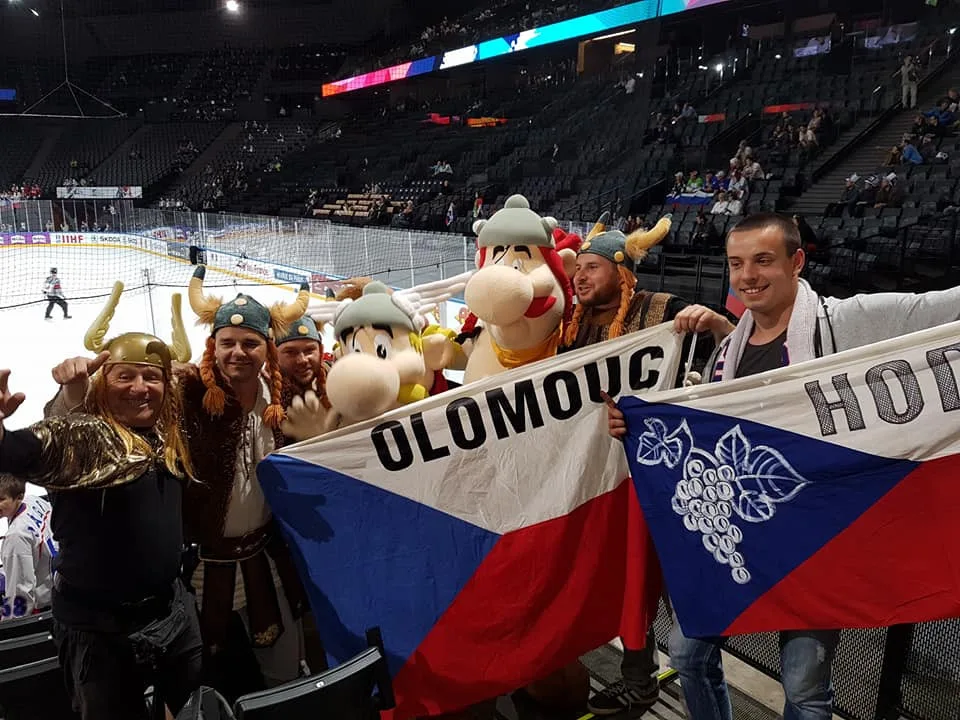 FOTO: Vikingové, lego a teď česko-slovenské legendy. Olomoučtí fanoušci se svými kostýmy na šampionátu zase bodují