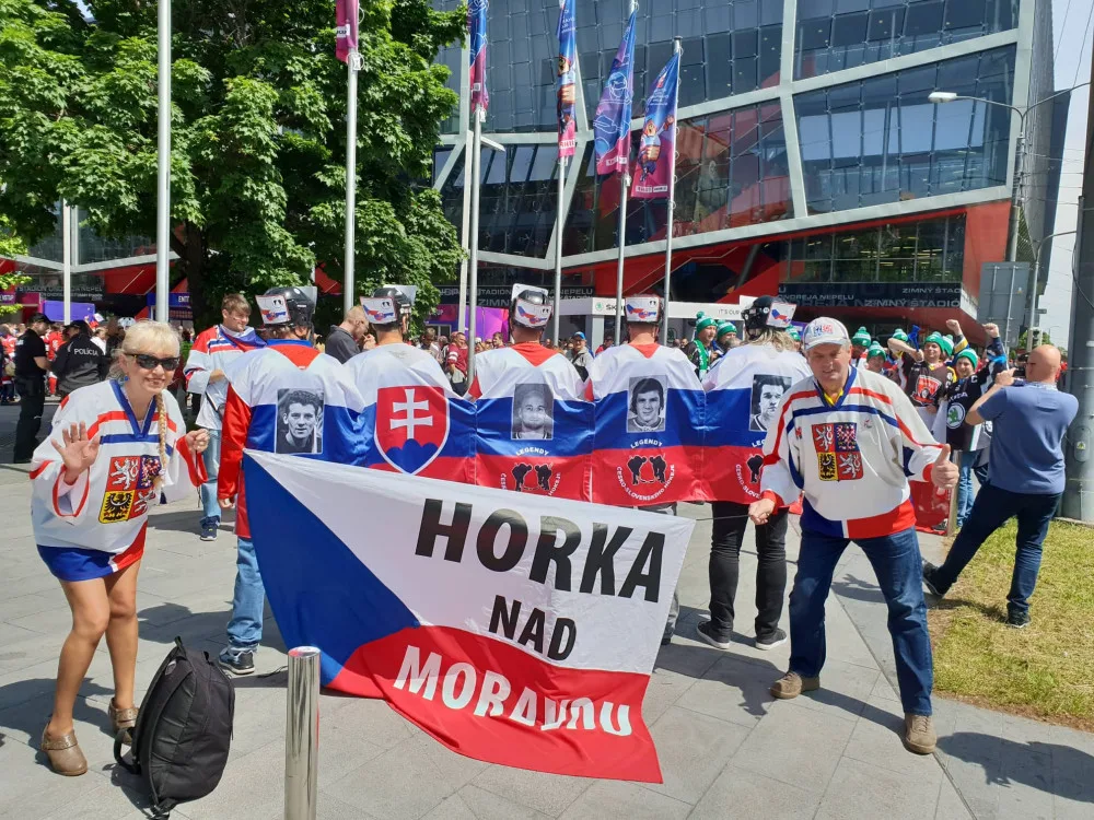FOTO: Vikingové, lego a teď česko-slovenské legendy. Olomoučtí fanoušci se svými kostýmy na šampionátu zase bodují