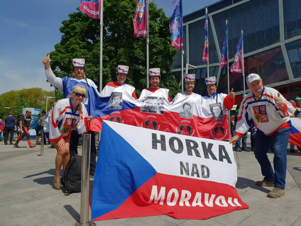 FOTO: Vikingové, lego a teď česko-slovenské legendy. Olomoučtí fanoušci se svými kostýmy na šampionátu zase bodují