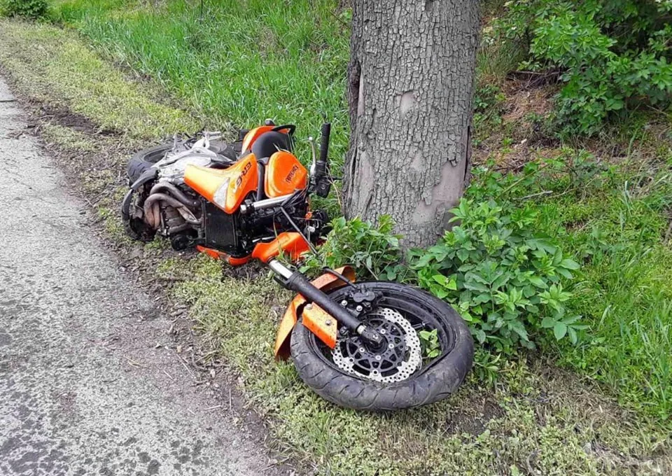 Třiadvacetiletý motorkář nezvládl zatáčku, narazil do stromu a vážně se zranil. Musel pro něj vrtulník
