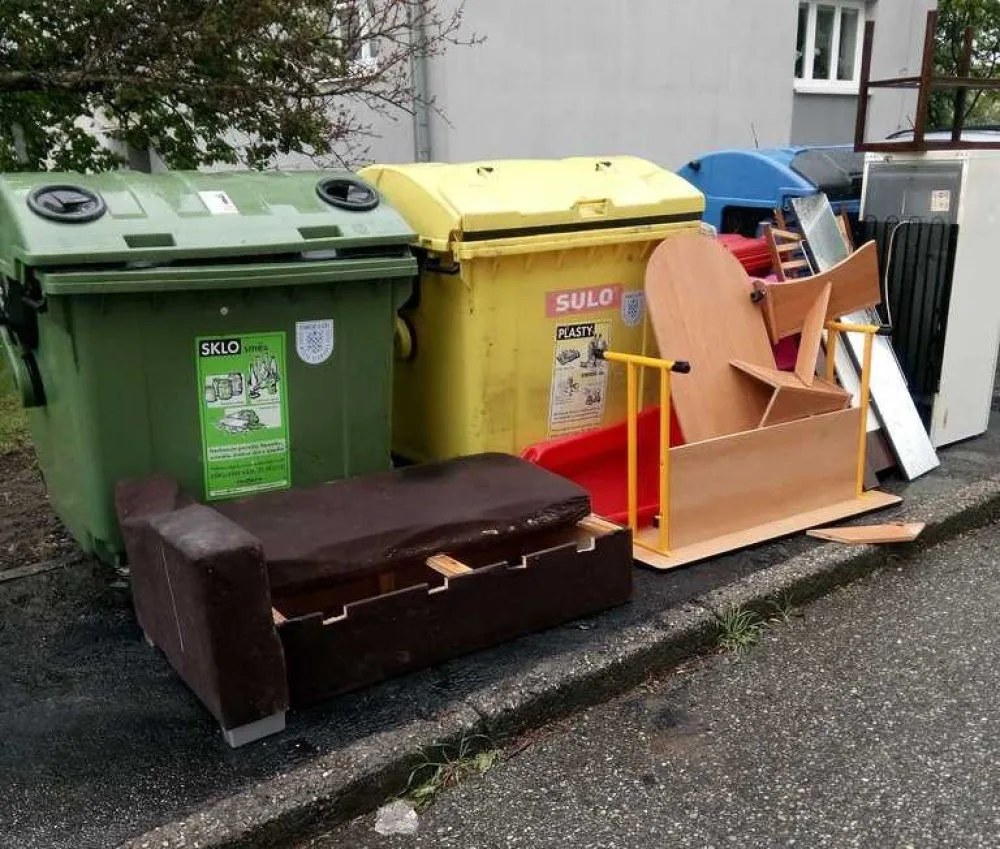 Lidé k popelnicím postavili nábytek, ledničku i pohovku. Porušili zákon o odpadech