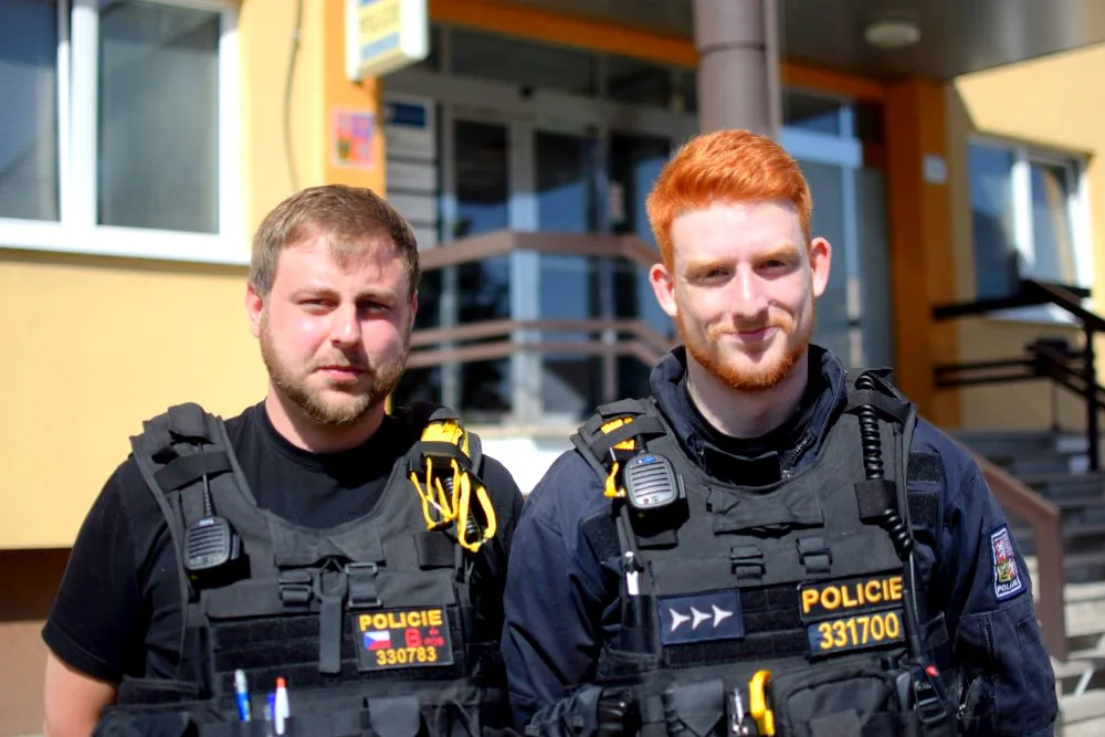ROZHOVOR: Dva mladí policisté zachránili život muži při požáru. Udělal by to každý, tvrdí