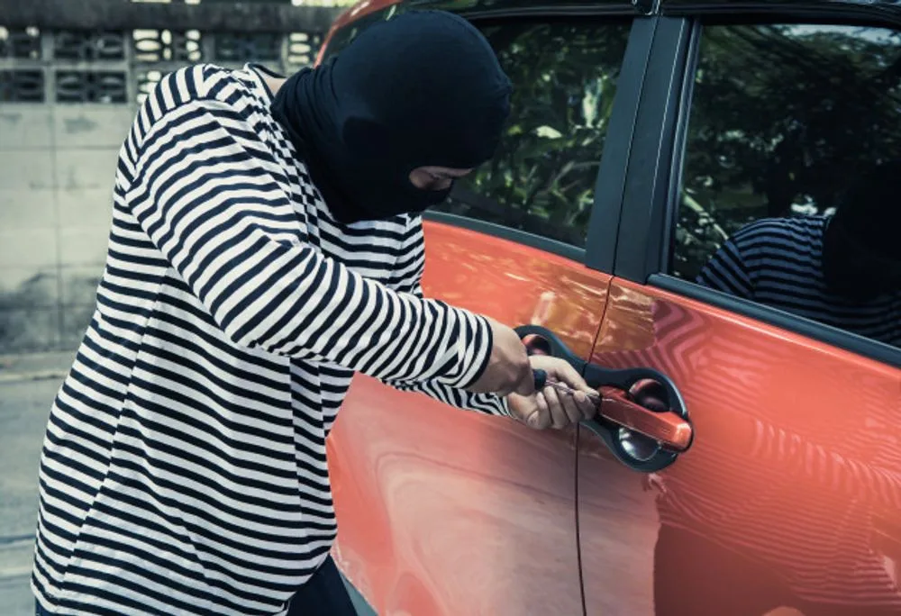 thieves-try-use-screwdriver-open-car-door-steal-car-while-owner-car-does_34755-100
