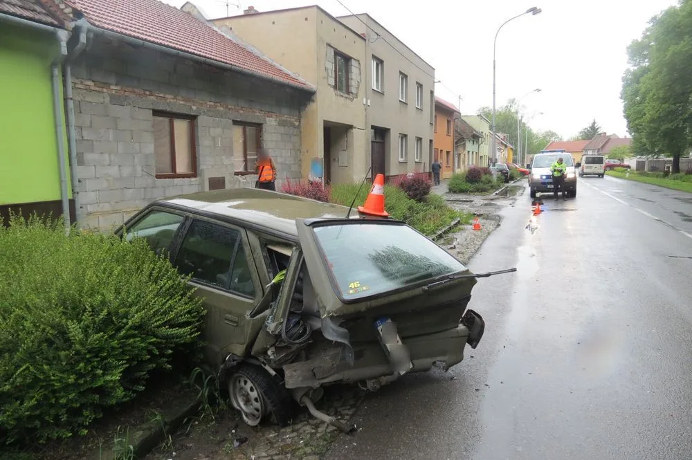 Řidič škodovky ladil rádio a přehlédl stojící auto u krajnice. Došlo ke srážce, při které byl nabouraný řidič zraněn
