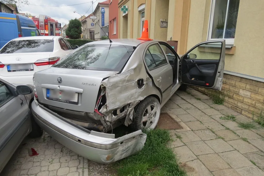 FOTO: Řidič jel příliš rychle. Po smyku narazil do dvou domů a auta