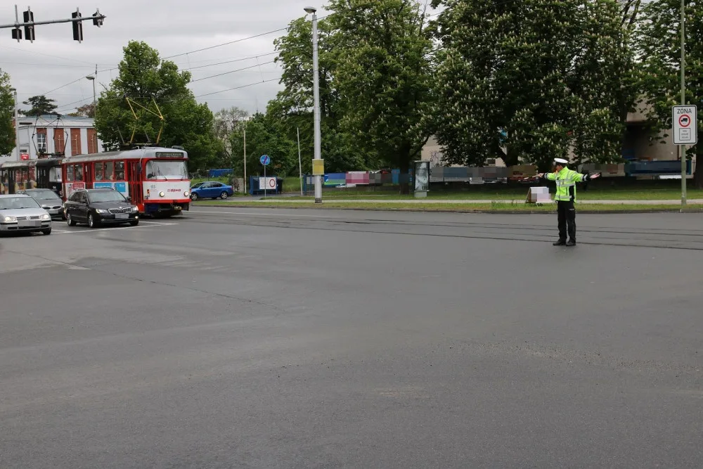 FOTO: Policisté v Olomouci soutěžili o titul Regulovčík 2019. Řídili provoz u Envelopy
