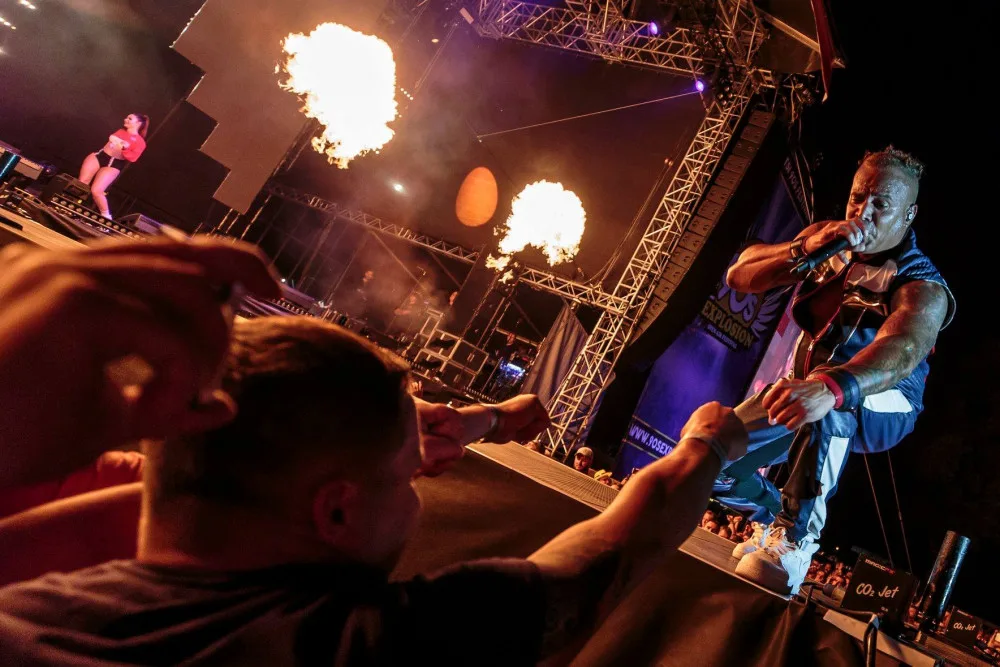 BLESKOVÁ SOUTĚŽ: Vyhrajte triko a vstupenky na 90' s Explosion Open Air festival v Brně