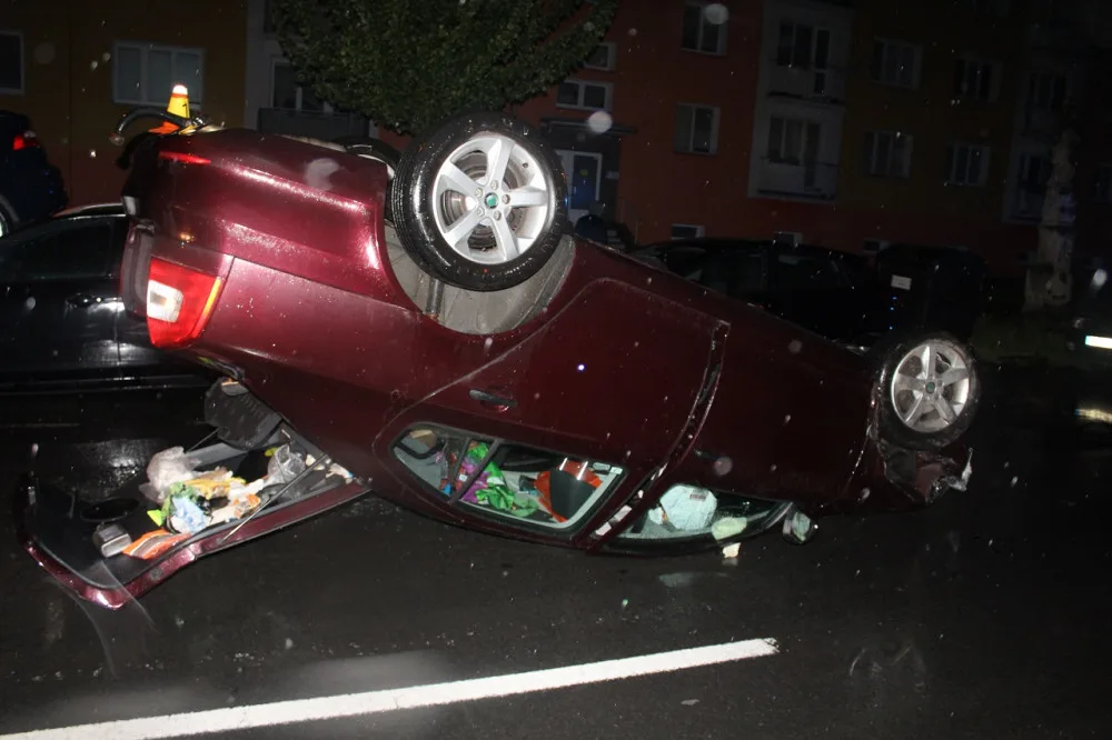 Řidička zničila dvě zaparkovaná auta, své auto otočila na střechu