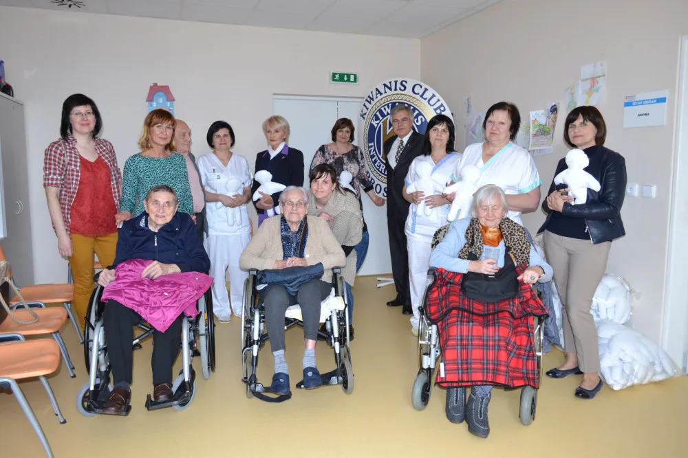 Seniorky z Přerova ušily pro děti z prostějovské nemocnice přes sto panenek Kiwanis