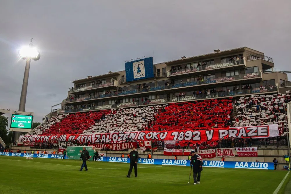 FOTOGALERIE/VIDEO: Pochod městem i povedená chorea. Fanoušci Slavie a Baníku obsadili Olomouc