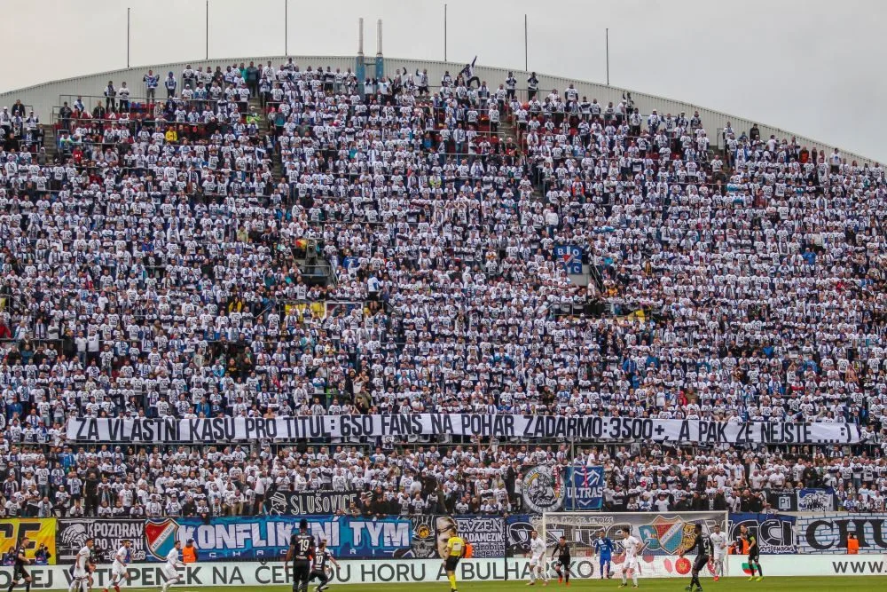 FOTOGALERIE/VIDEO: Pochod městem i povedená chorea. Fanoušci Slavie a Baníku obsadili Olomouc