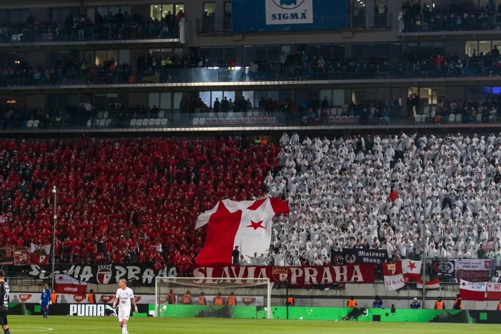 FOTOGALERIE/VIDEO: Pochod městem i povedená chorea. Fanoušci Slavie a Baníku obsadili Olomouc
