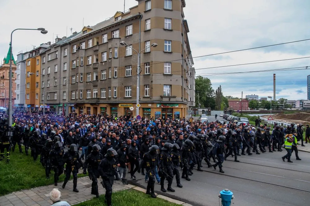 FOTOGALERIE/VIDEO: Pochod městem i povedená chorea. Fanoušci Slavie a Baníku obsadili Olomouc