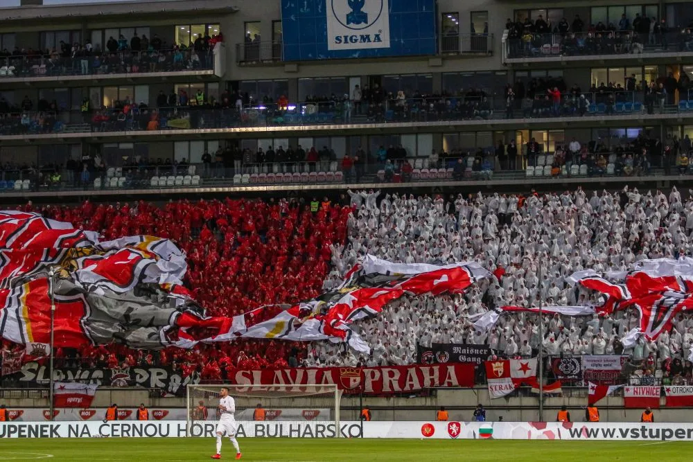 FOTOGALERIE/VIDEO: Pochod městem i povedená chorea. Fanoušci Slavie a Baníku obsadili Olomouc