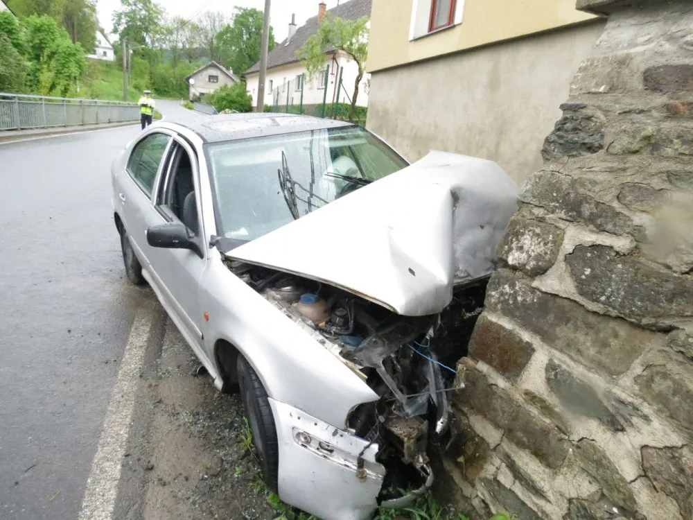 Mladý řidič jel příliš rychle. Čelně narazil do kamenné zdi