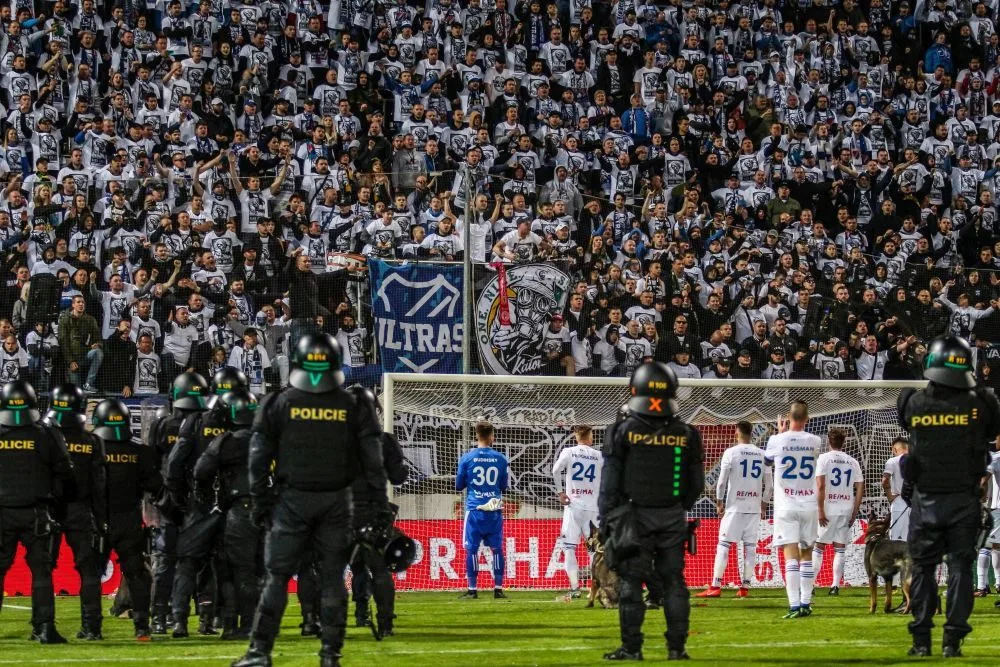 Policisté jsou kritizováni za zásah na Andrově stadionu. Podle nich byl adekvátní