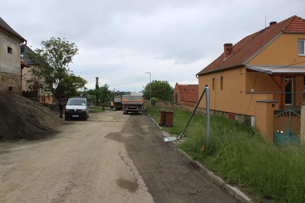 Řidič nákladního auta přetrhl vedení a zlomil sloup veřejného osvětlení