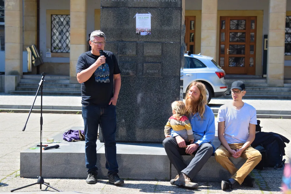 FOTOGALERIE: Žádná škola, klima volá, křičeli studenti. Středoškoláci v Olomouci stávkovali za lepší klima