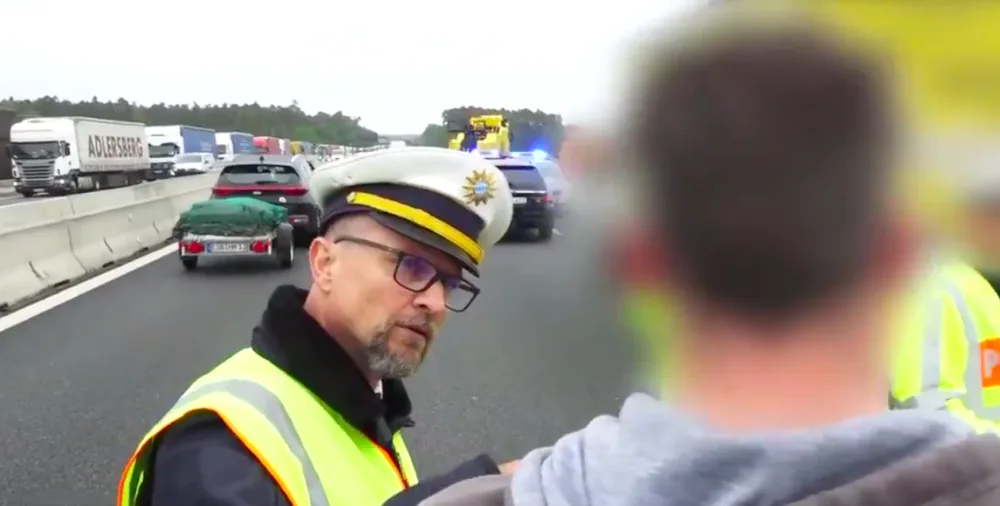 VIDEO: Chcete vidět mrtvé lidi? Vyfotit si je? Německý policista vyškolil českého řidiče