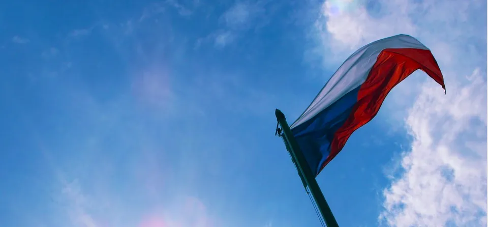 V Bouzově někdo ukradl u volební místnosti státní vlajku