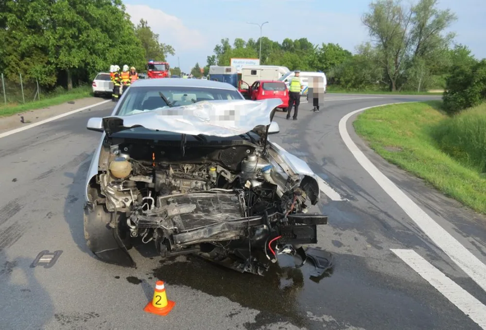 U křelovského nadjezdu došlo k nehodě tří vozidel, dvě osoby musely do nemocnice