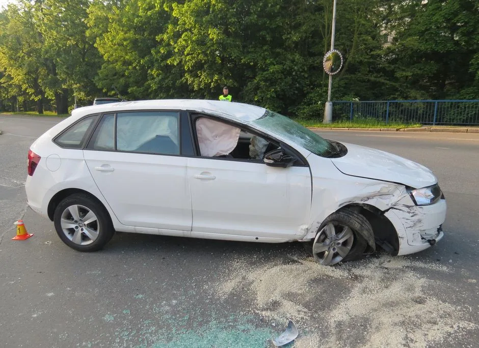Seniorka vjela v křižovatce autem na patník, narazila do bagru a skončila přetočená na střeše