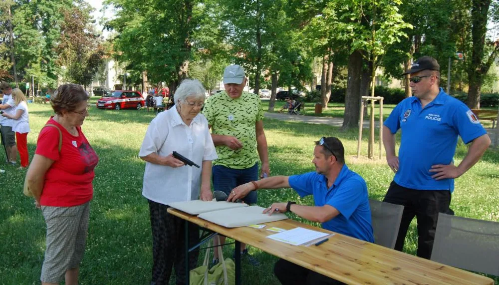 Senioři si dnes mají možnost vyzkoušet střelbu na laserové střelnici nebo sportovní disciplíny. Umožní jim to akce Aktivní senior