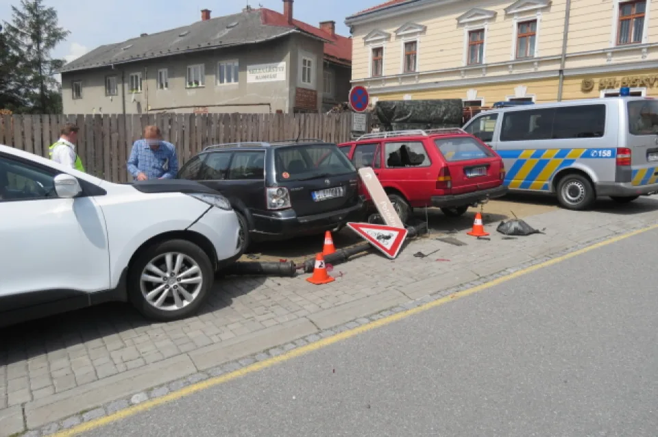 Řidič nezvládl průjezd zatáčkou. Narazil do auta a lampy, která poškodila další vůz