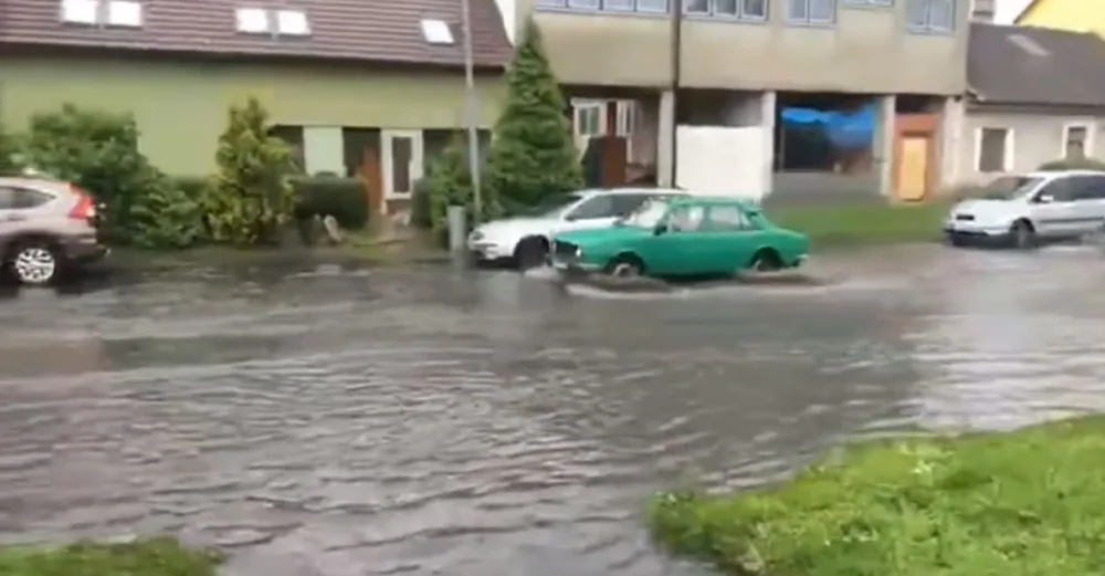 AKTUÁLNĚ: Silný déšť zaplavil Dolní Novosadskou ulici v Olomouci