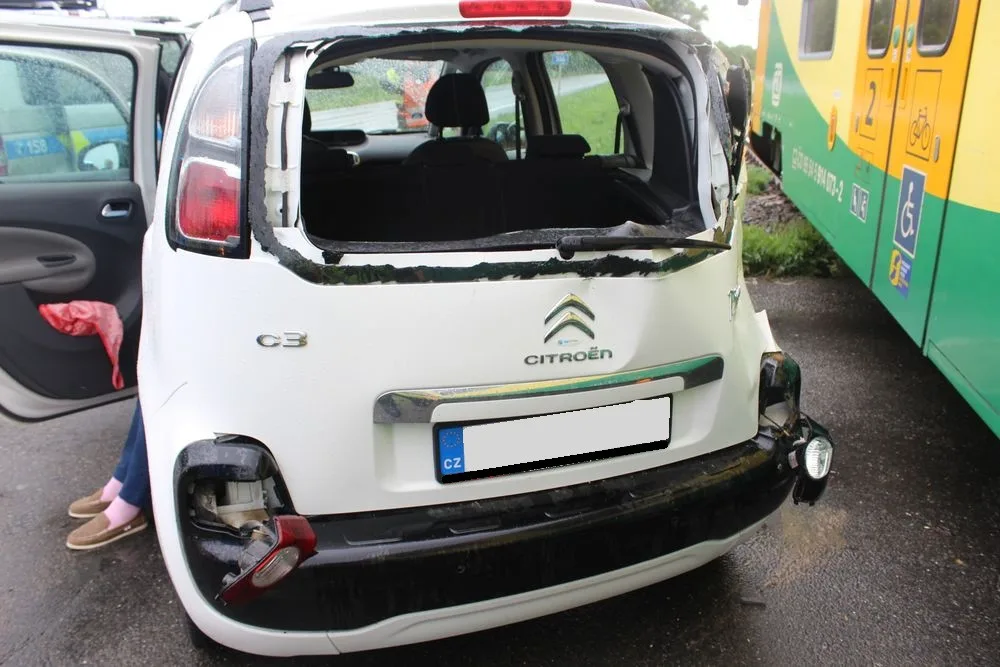 Řidička zastavila auto před křižovatkou na kolejích v době, kdy místem projížděl vlak