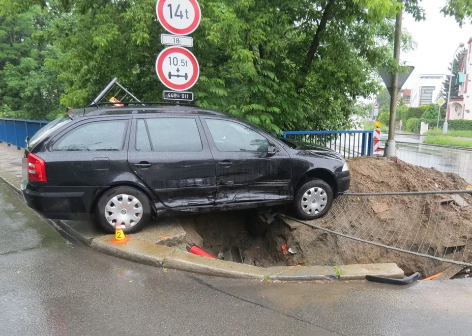 Řidička nedala při odbočování přednost. Po nehodě skončilo odmrštěné auto ve výkopu.