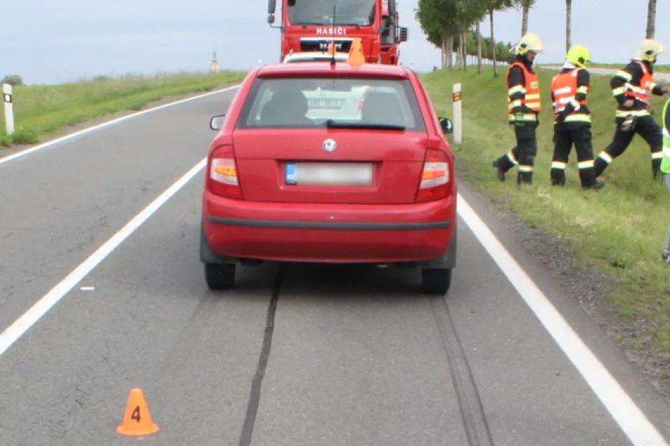 Mladá řidička nedodržela bezpečnou vzdálenost. Při nehodě se zranila řidička druhého auta