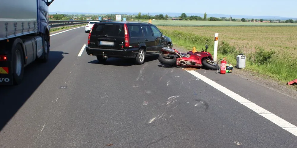 Motorkář předjížděl kolonu na dálnici po středové čáře. Srazil se s autem a skončil v nemocnici