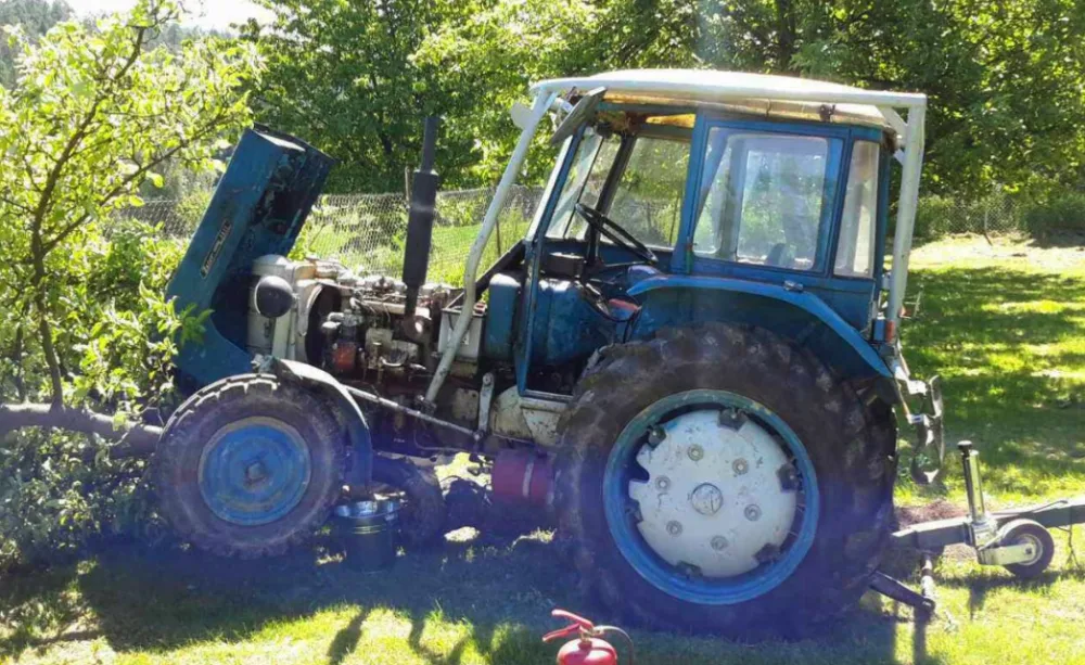 Záchranáři vyjížděli k muži, kterého přejel traktor. Vrtulníkem byl transportován na traumacentrum