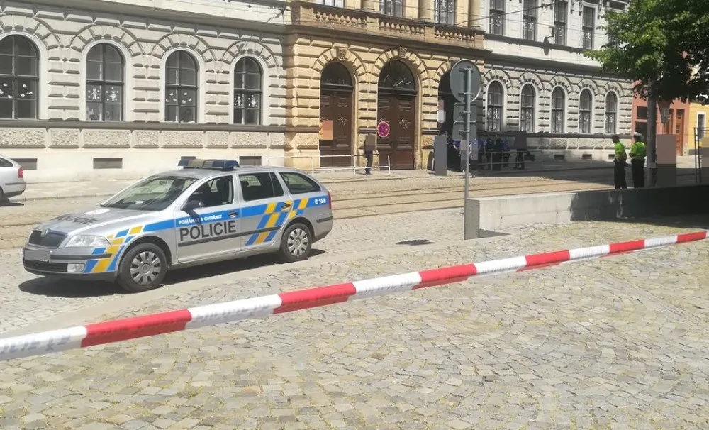 FOTO: K výbuchu bomby dojde odpoledne, přišlo mailem na ZŠ Komenium