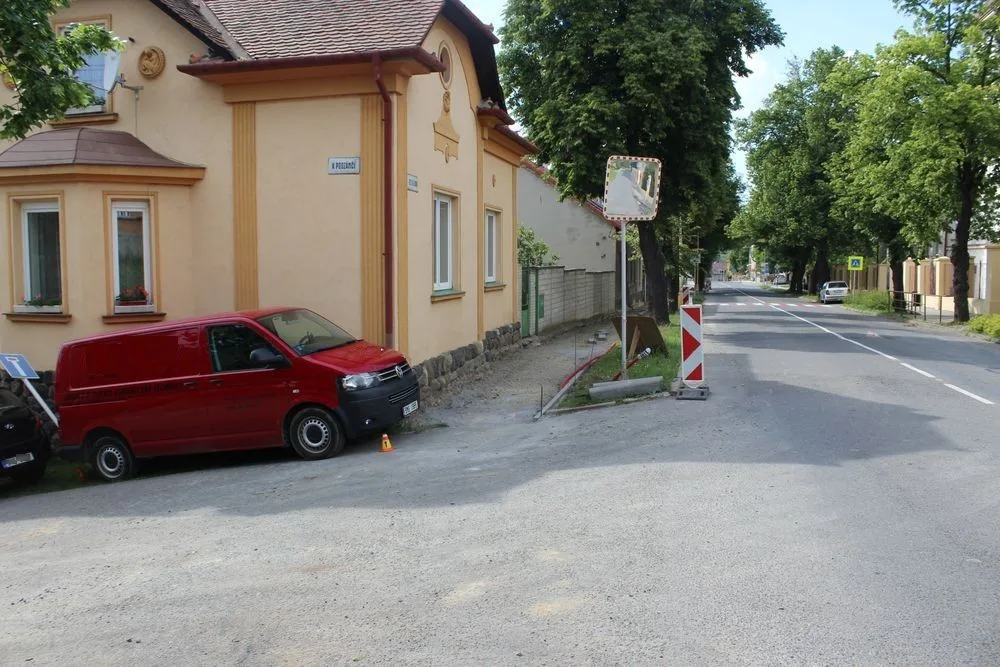 Řidič špatně zabrzdil dodávku, která se rozjela z kopce a vyvrátila dopravní značku