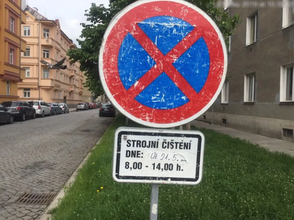 Strážníci během května řešili více než sto případů zaparkovaných aut v místech, kde mělo probíhat blokové čištění