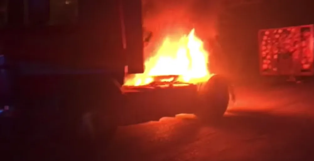 VIDEO: Tahači vzplálo kolo, jeho řidič stačil odpojit přívěs